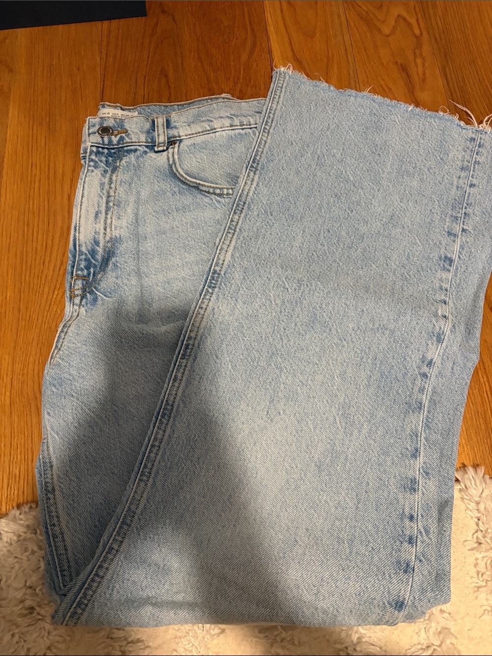 Zara Women’s Light Wash Jeans. 90s high rise full length. Wide leg. Size 6